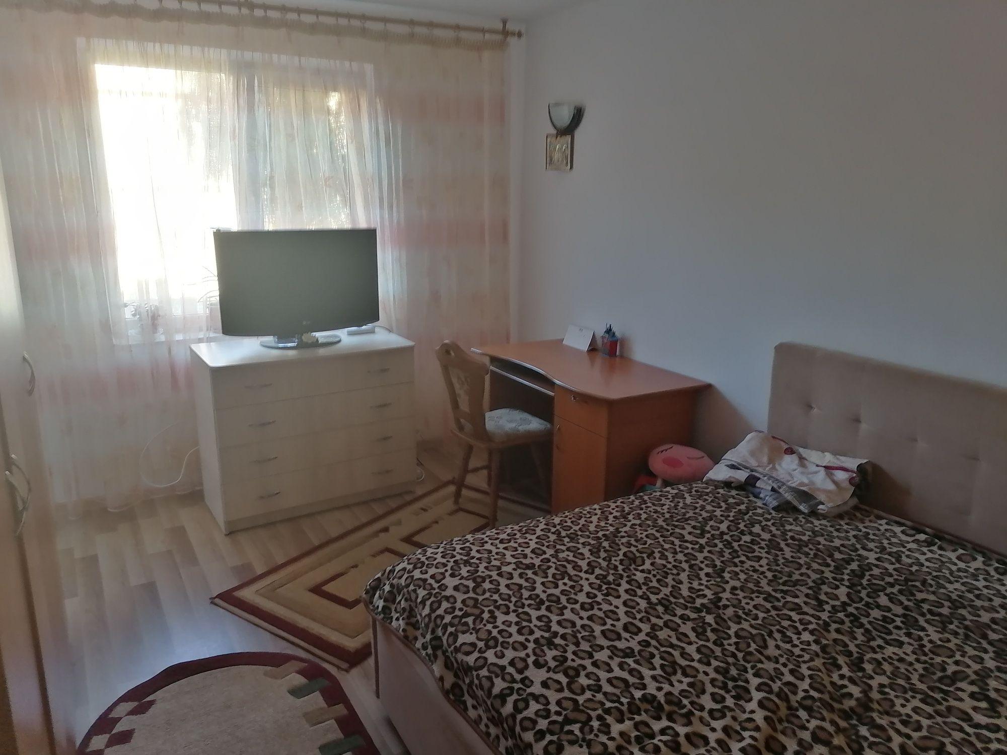 Închiriere apartament cu trei camere - imagine 1