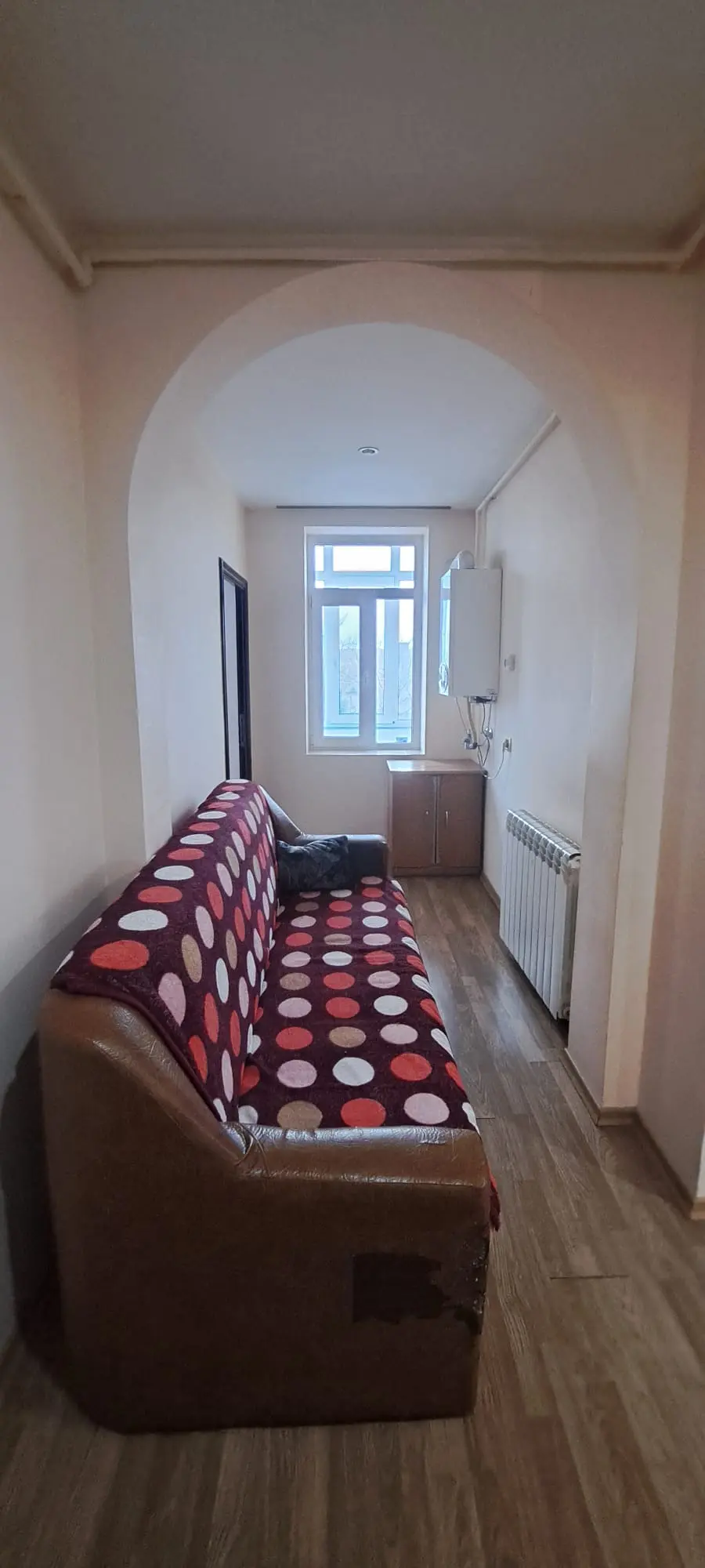 Apartament 3 camere decomantate,etaj 2 din 2. Instalatie electrica si apa noi.termopane, centrala,apa direct din canal.strada garii 4