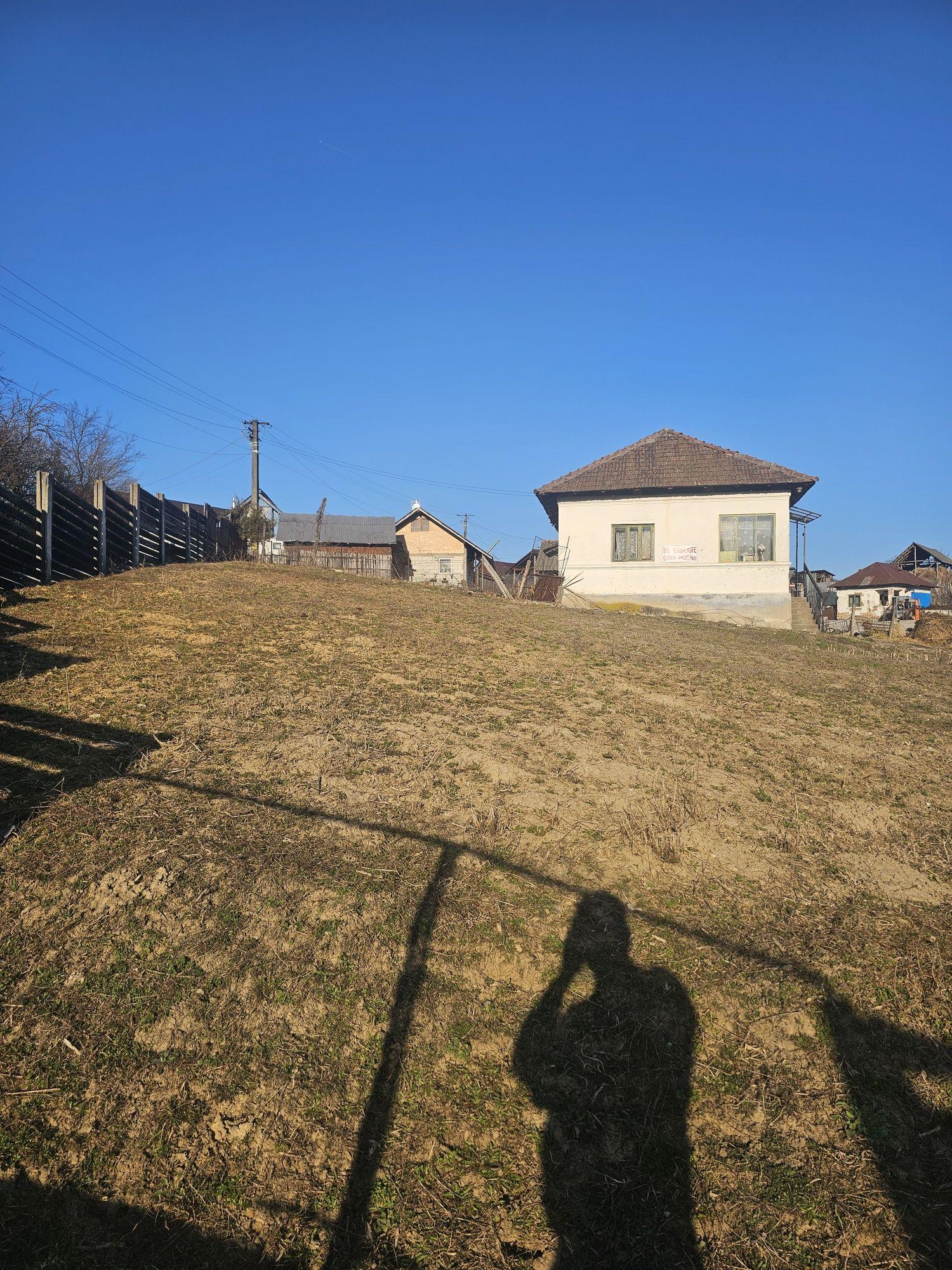 Teren + casa batraneasca - imagine 1