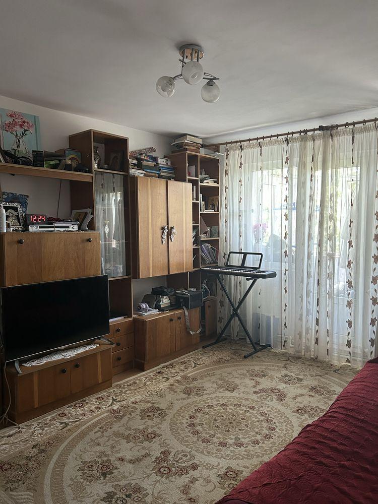 Vând apartament cu 3 camere în Păcurari, Munca invalzilor, in fata gradinitei nr. 15