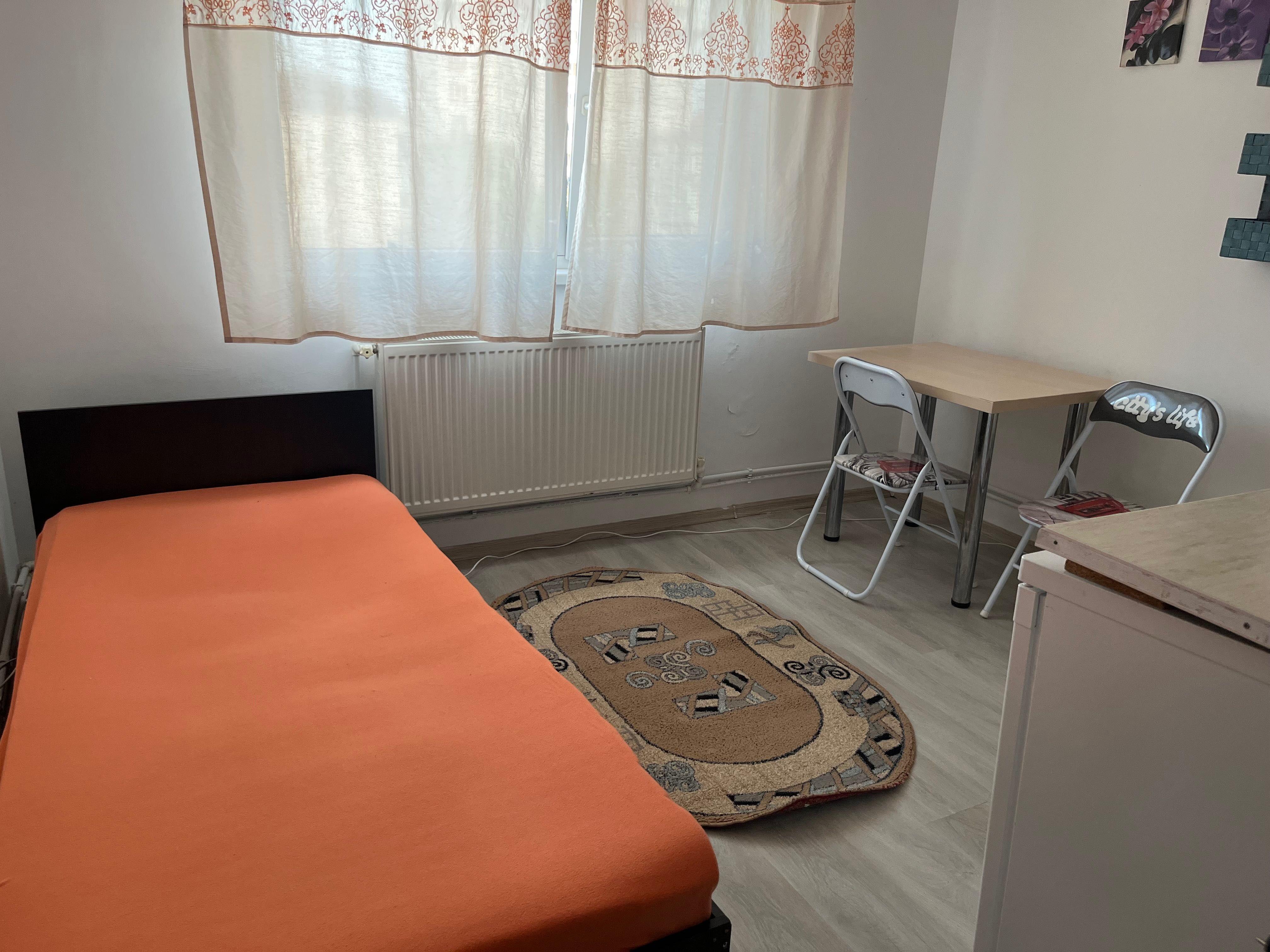 Inchiriez gars. 16mp vis a vis de Siraj, bloc renovat, utilat,pat 1 persoană
