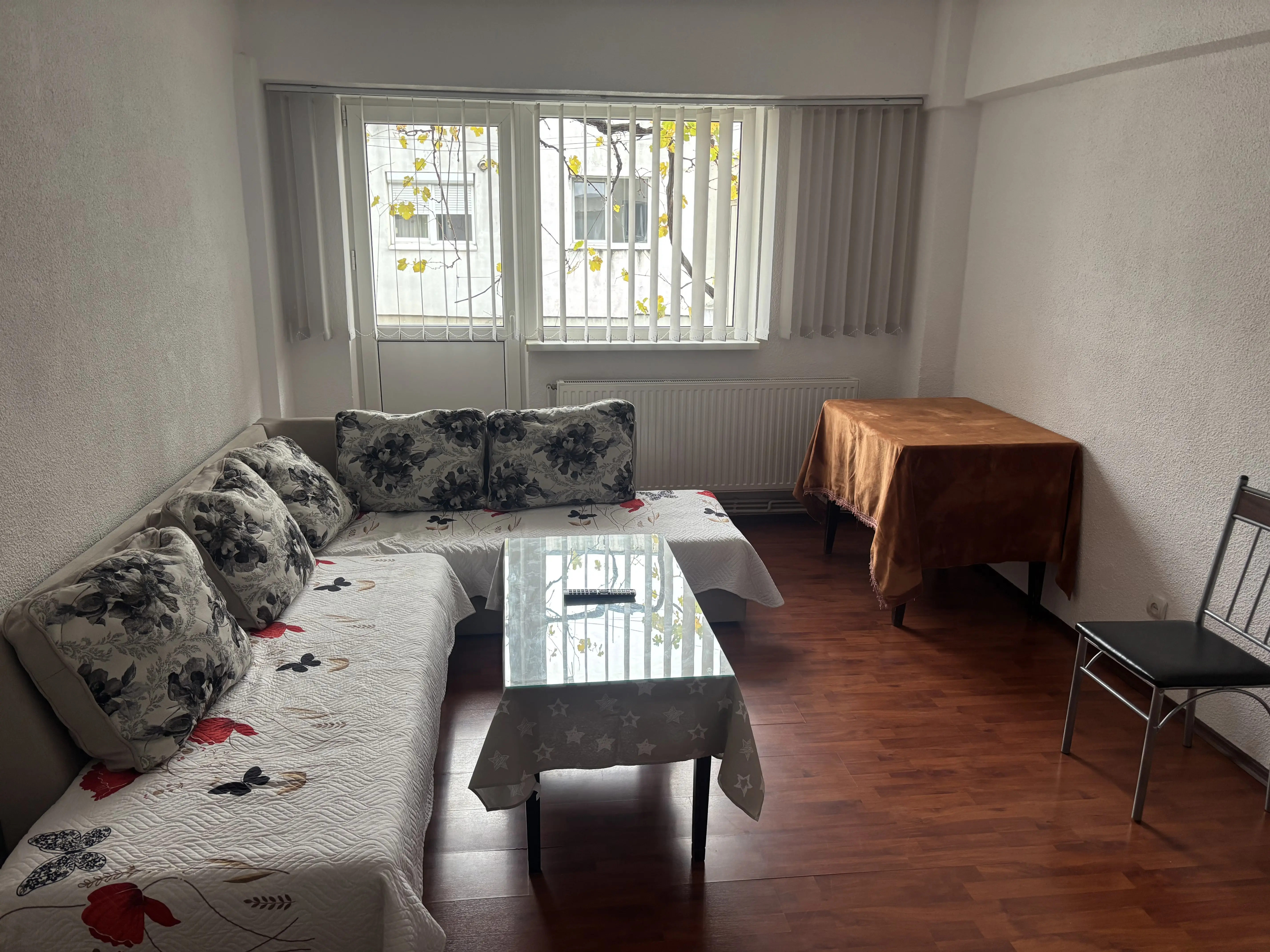 Închiriez apartament 3 camere Micro 3 - imagine 1