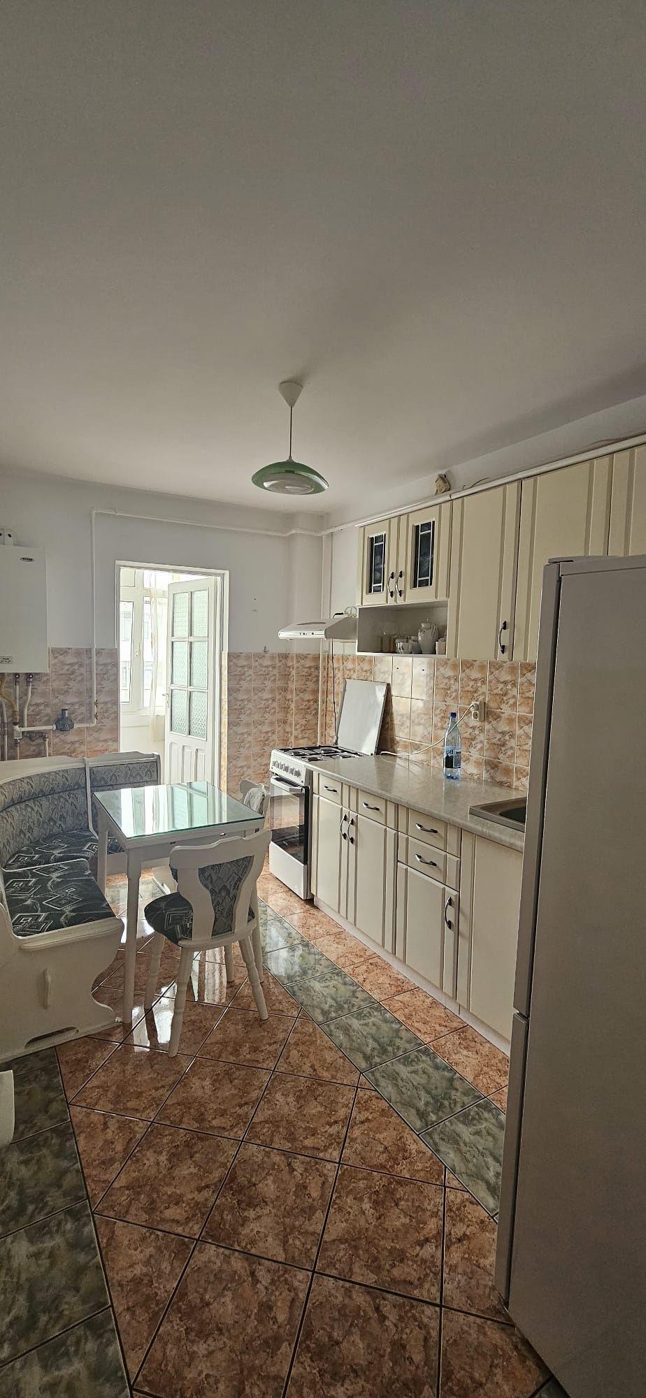 Inchiriez apartament