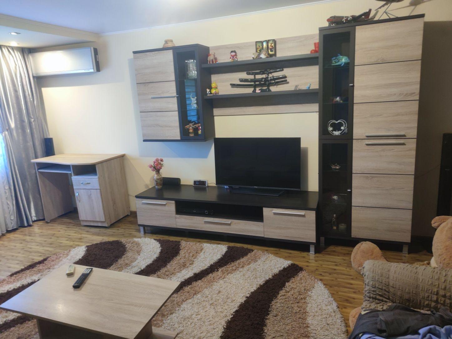 Închiriez apartament cu trei camere