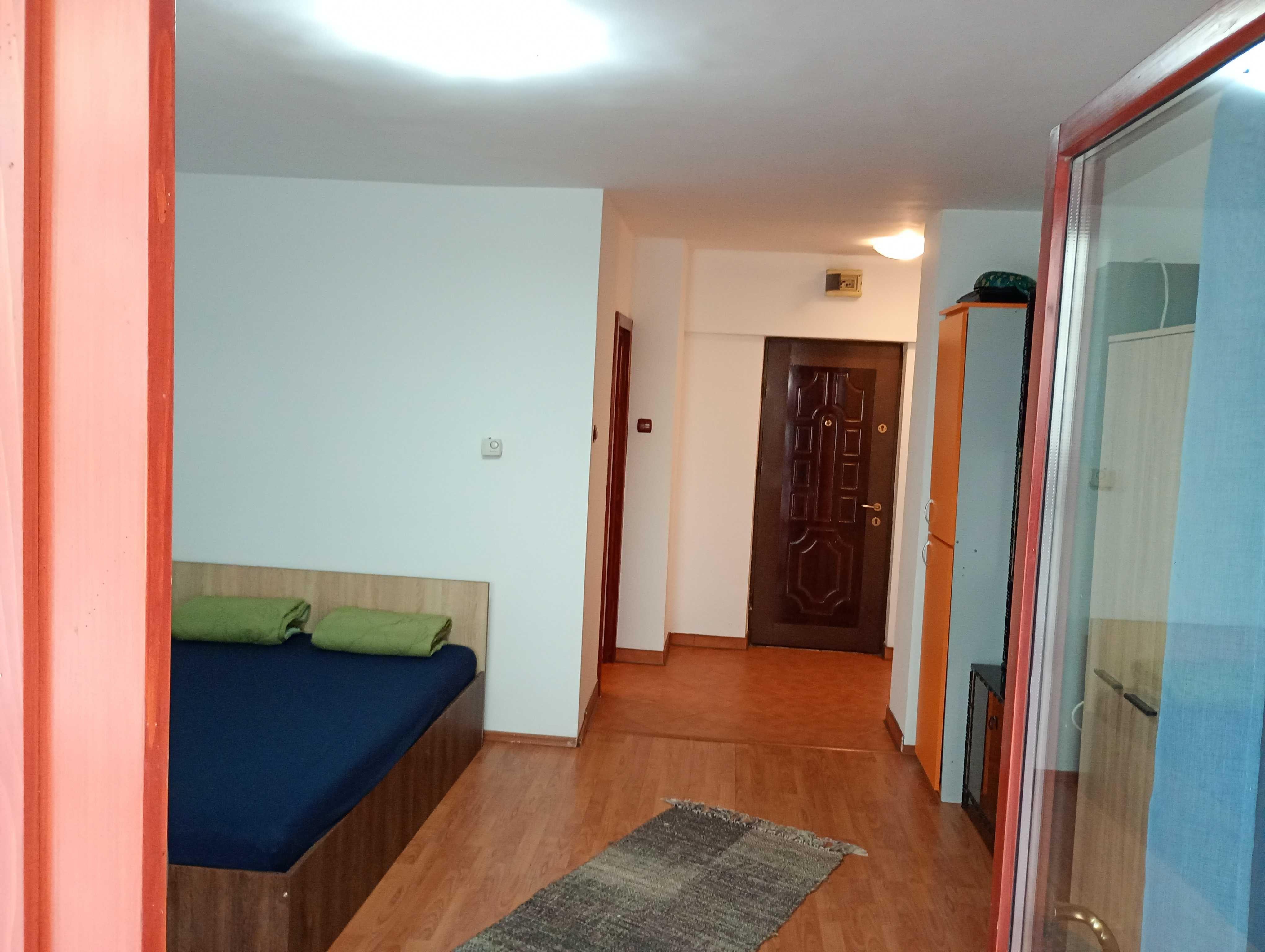 Ofer, în chirie, apartament cu o cameră și balcon (58 mp)- Bdul Traian - 1200 lei