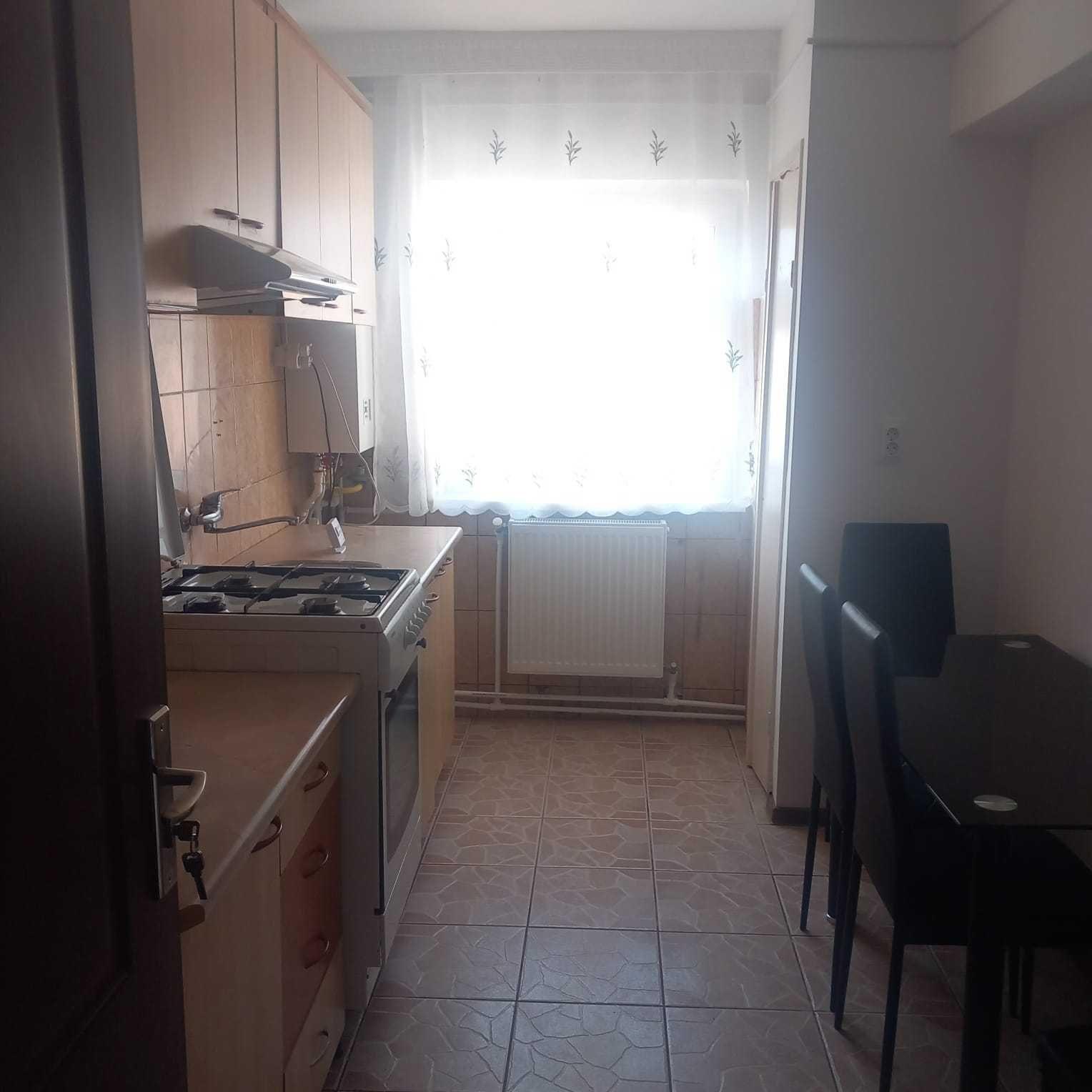 Proprietar inchiriez apartament 2 camere zona centrala Petrodava