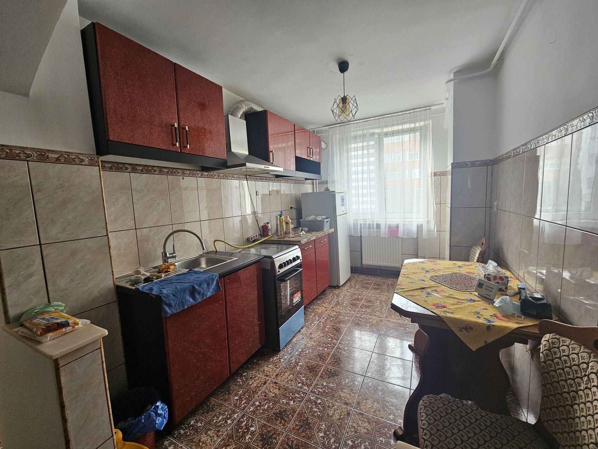 Închiriez apartament 3 camere