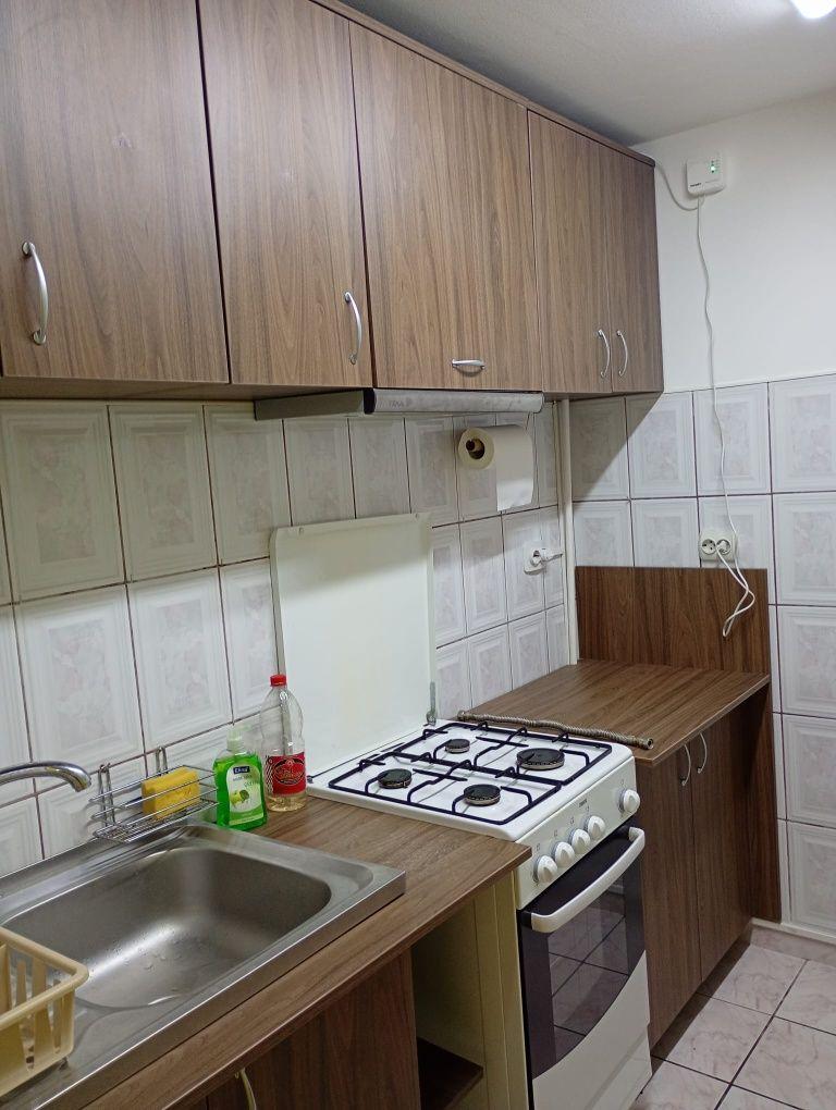 Închiriez garsonieră la casa 200€ neg