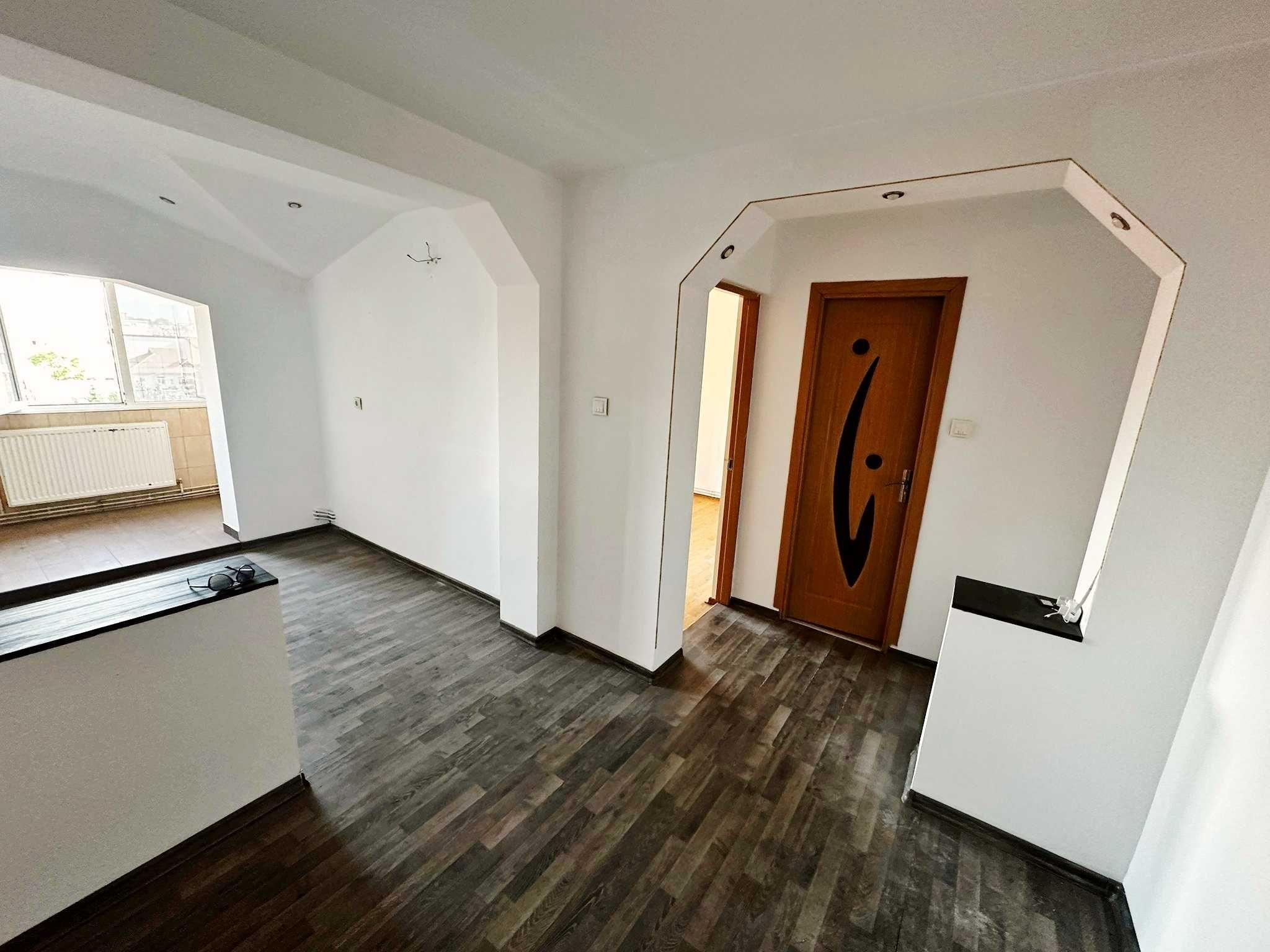 De vanzare apartament 2 camere,  decomandat, zona 8 Mai, Tg-Jiu - imagine 1