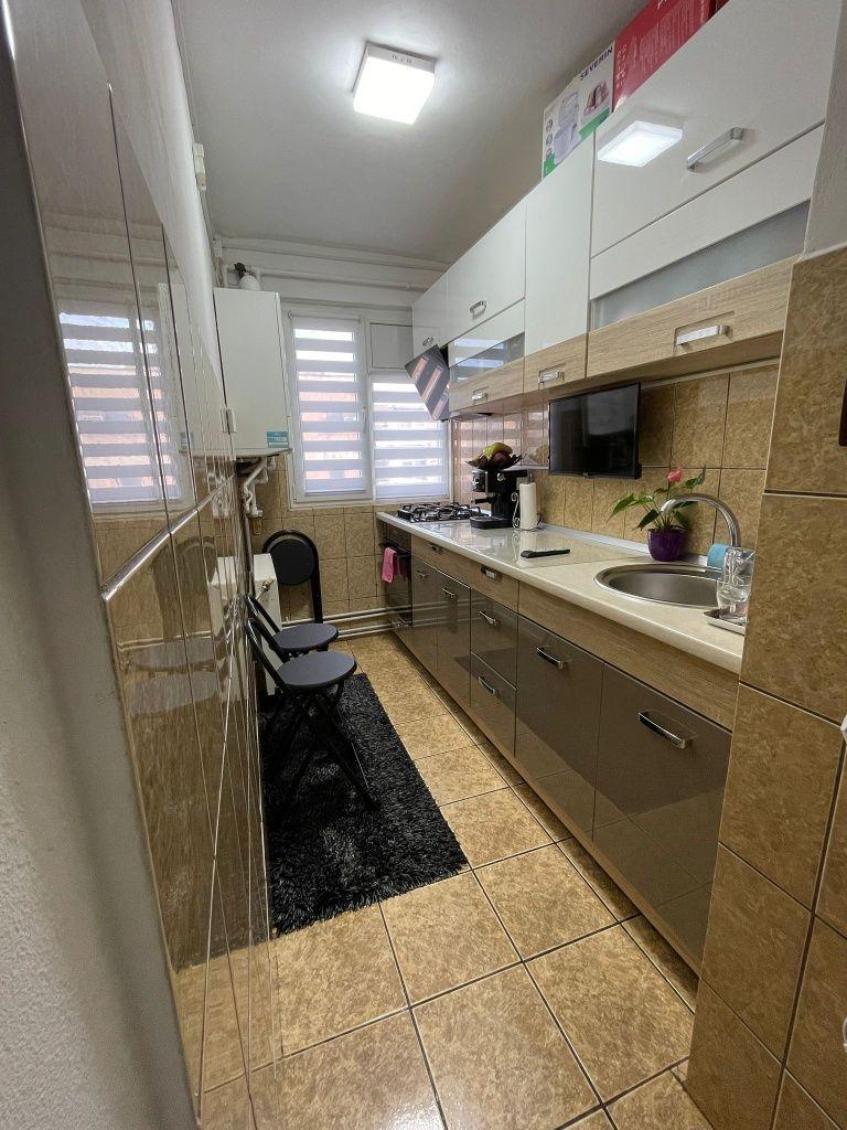 Apartament 2 camere, izolat,centrală, terasa termopan si loc de parcare. - imagine 1