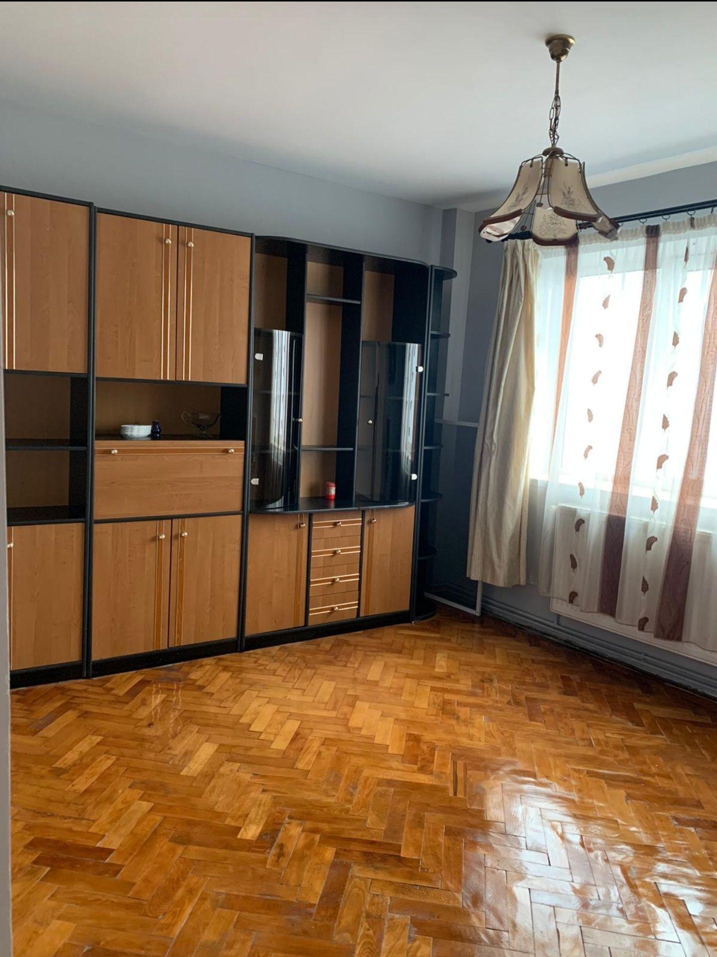 Vand apartament  3 camere, decomandat, zona 9 mai- 23 august - imagine 1