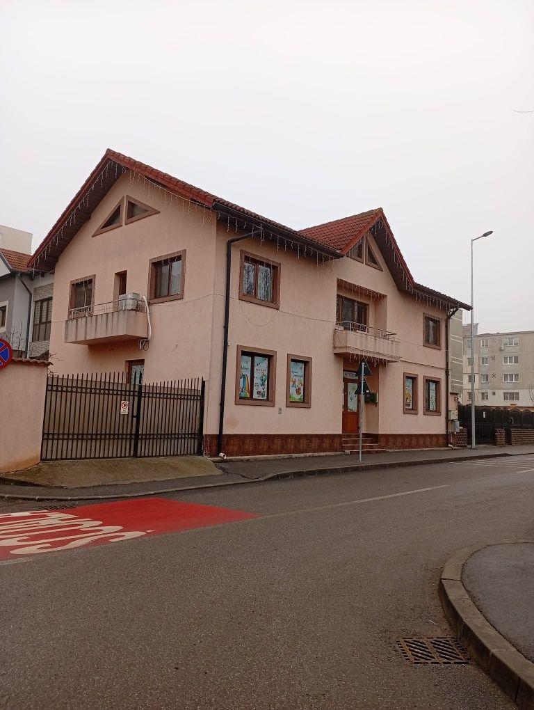 Casă cu 2 intrări zona 9 Mai | Parter comercial + etaj locuința - imagine 1