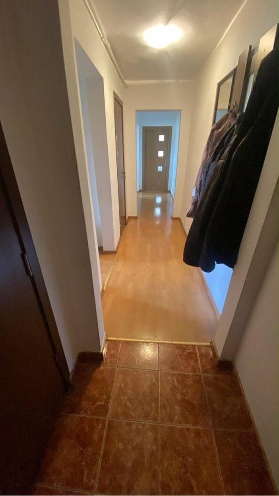 Vând apartament 4 camere , decomandat ,