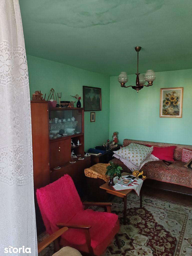 Apartament 3 camere, balcon, etaj 10, centru