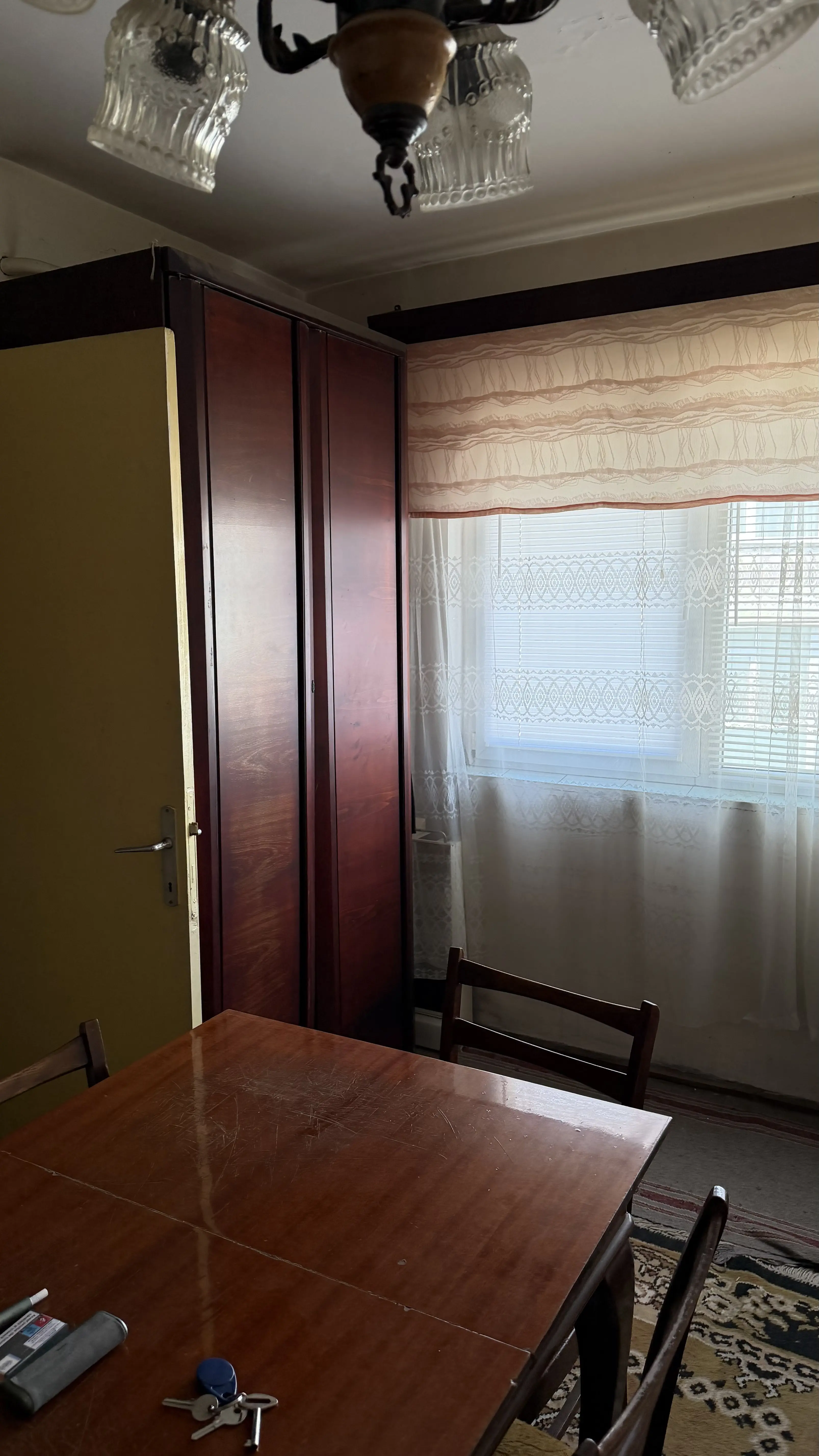 Vand apartament 2 camere nedecomandate in Bacau, zona Piata Sud, etaj 4, fara imbunatatiri, liber, cu toata documentatia facuta. - imagine 1