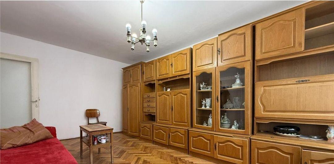 Închiriez apartament rogerius cu 3 camere balcon 2 bai coridor și bucatarie spatioasa etajul 1