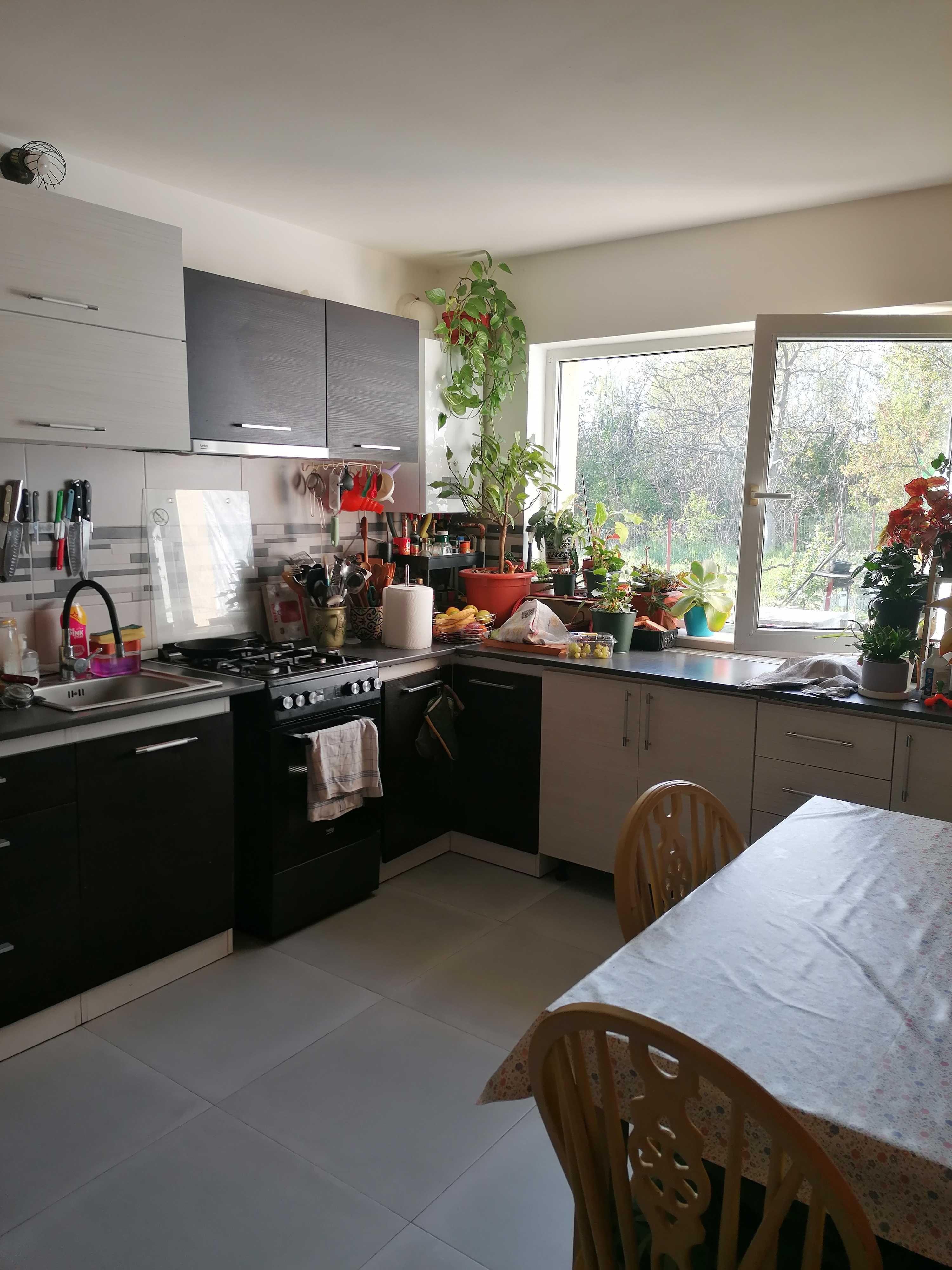 Vând apartament în casă
