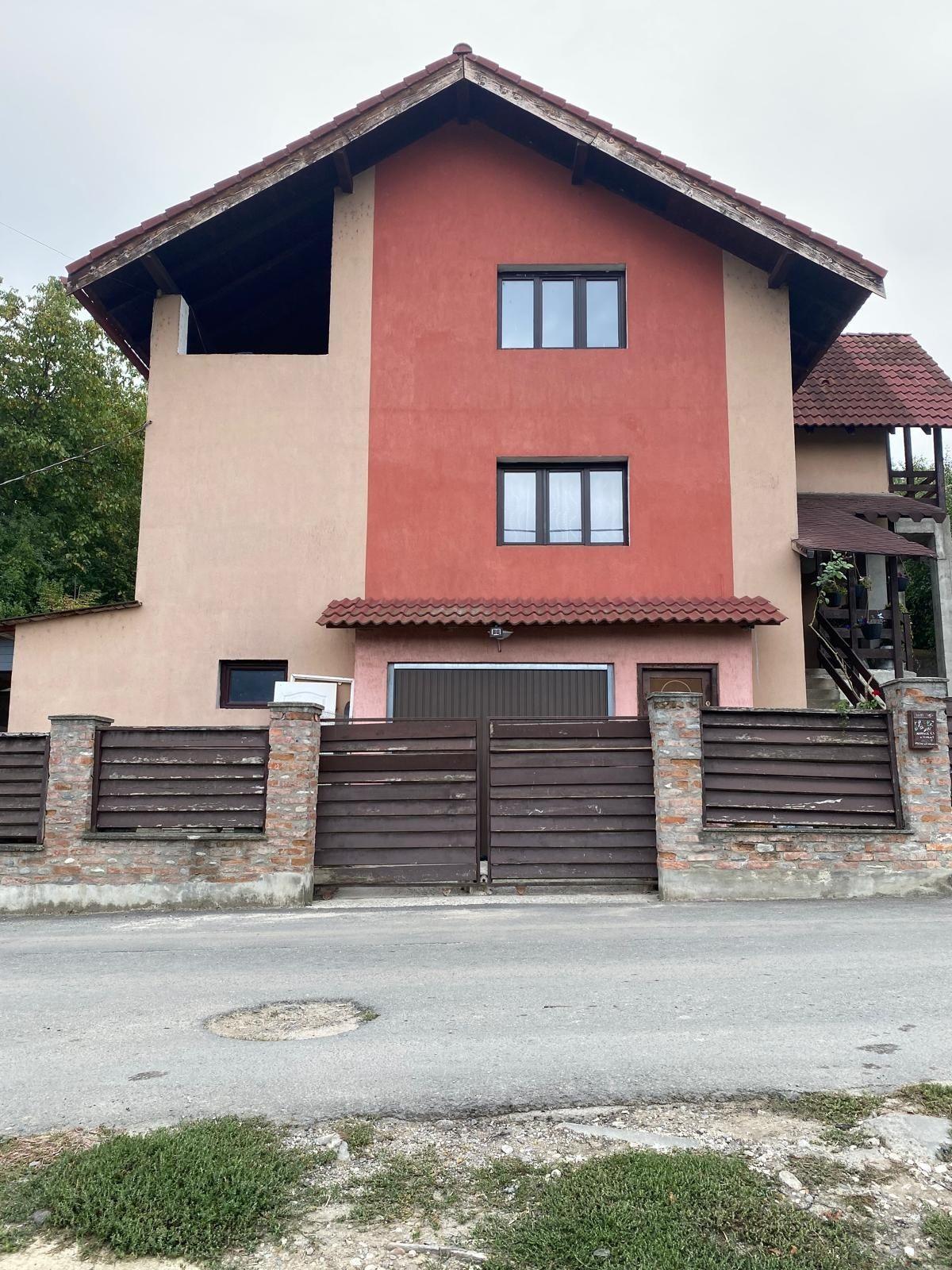Vilă compusă din două apartamente sau schimb +diferență cu apartament