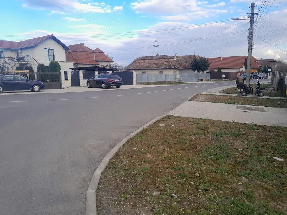 Vând teren generos 1251 mp cu casă veche, in centrul com.Mihai Viteazu, jud.Cluj