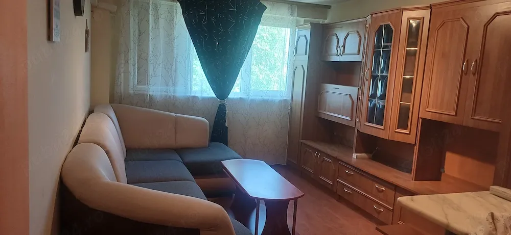 Închiriez garsonieră situată în cartierul Valea Roșie, la etajul 2, într-o zonă excelentă și foarte