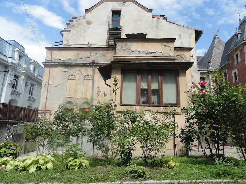 Inchiriez parter, demisol, garaj si curte în zona centrala
