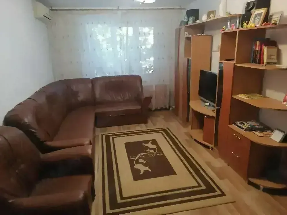 Închiriere apartament cu trei camere