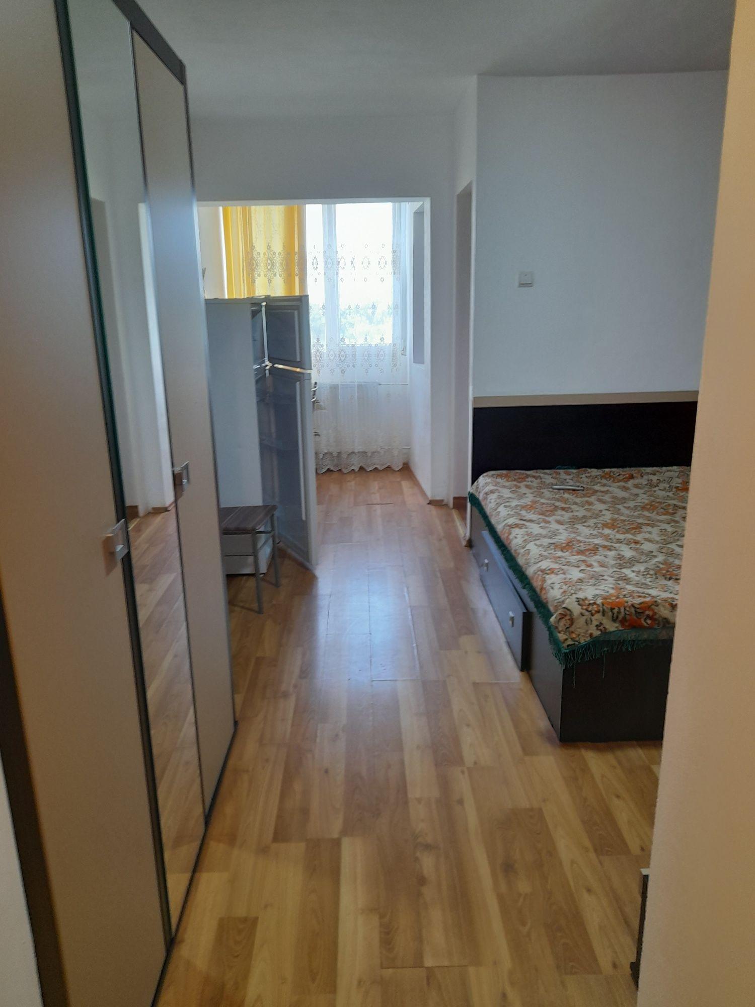 Închiriez garsoniera