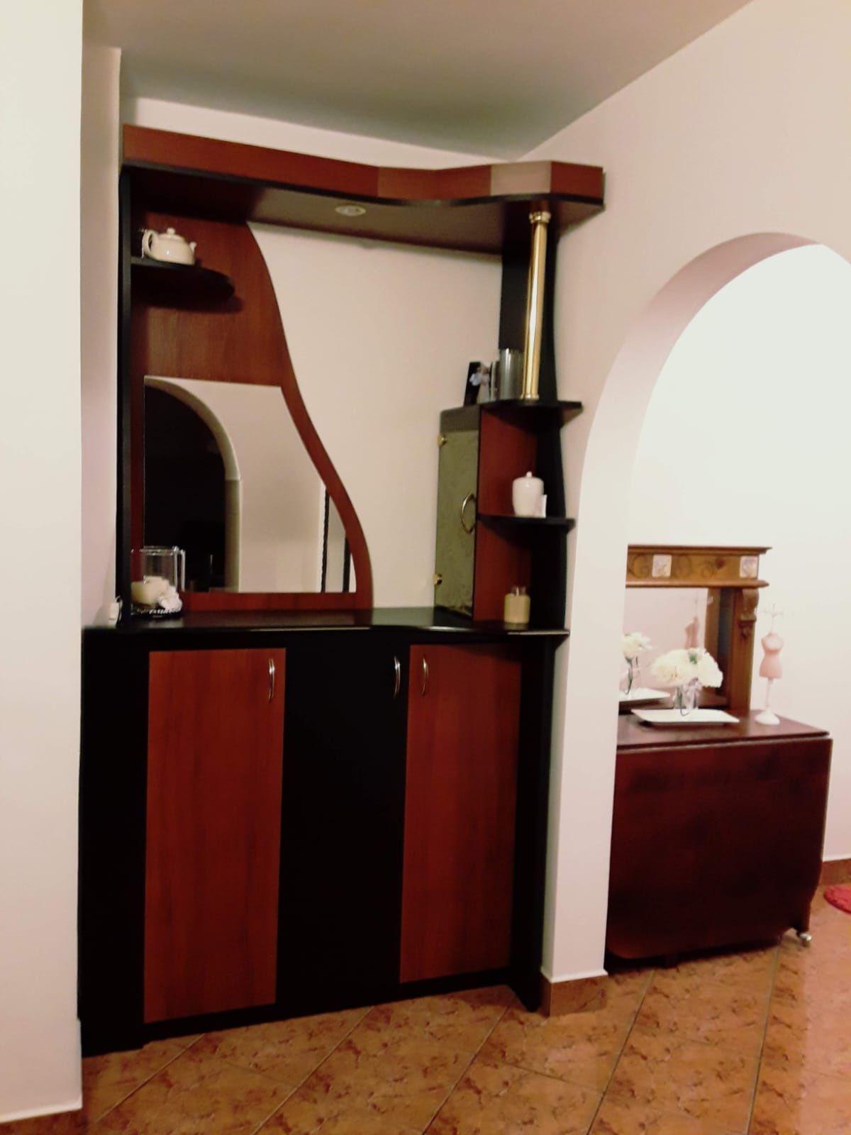 Apartament de închiriat ,3 camere mobilat si utilat.Aluminei. et 3.