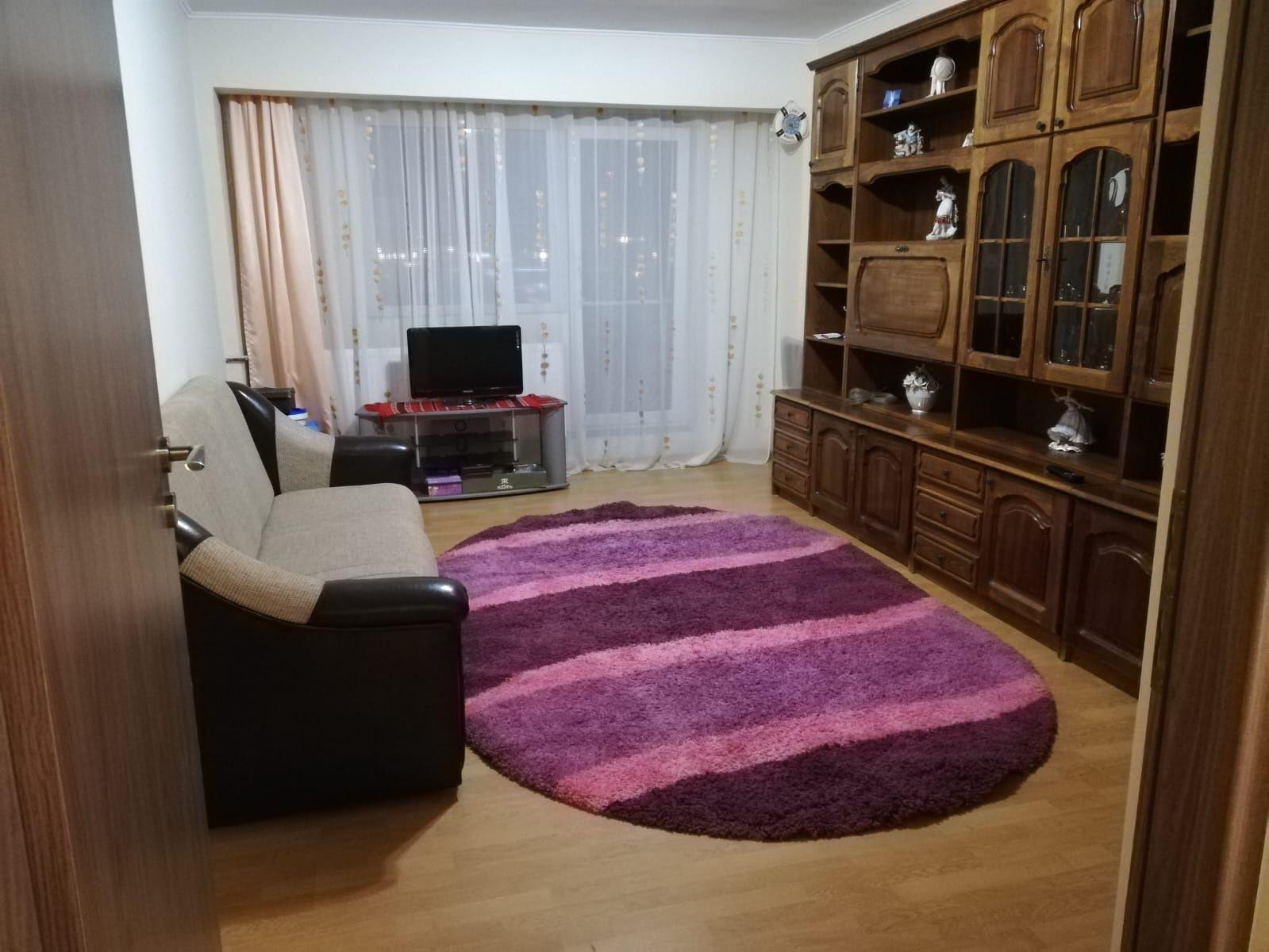 Închiriez apartament cu 2 camere