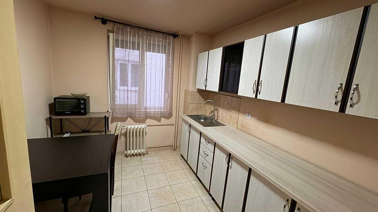 Inchiriez apartament 3 camere, decomandat, ultracentral, etaj 3/10, Bd. Magheru Oradea - imagine 1