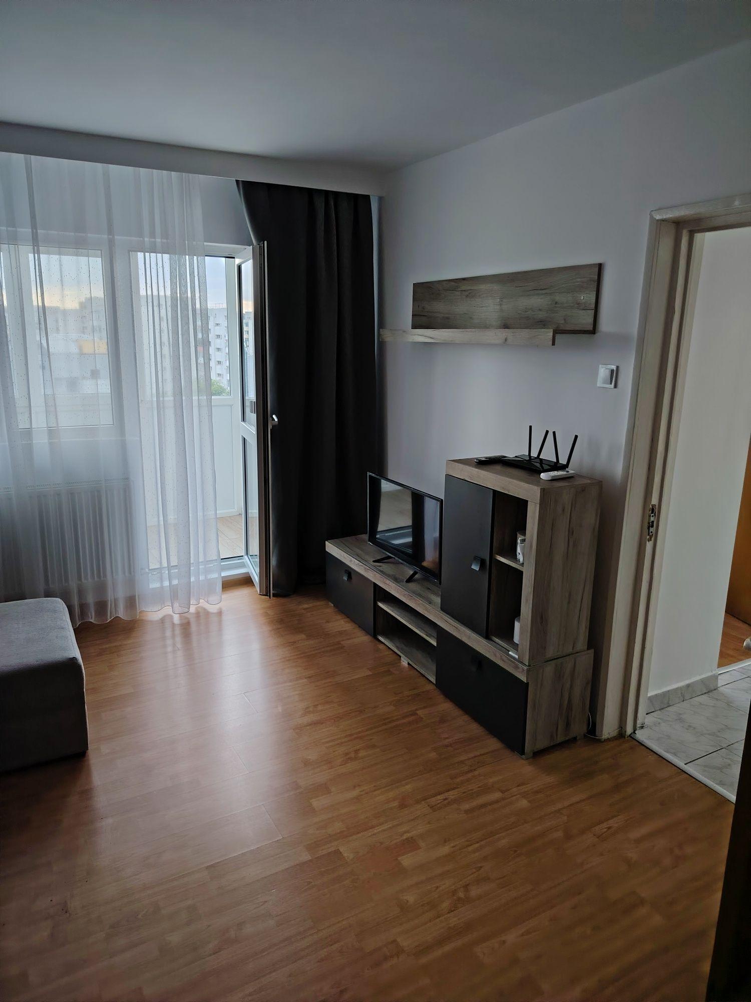 Inchiriez apartament.