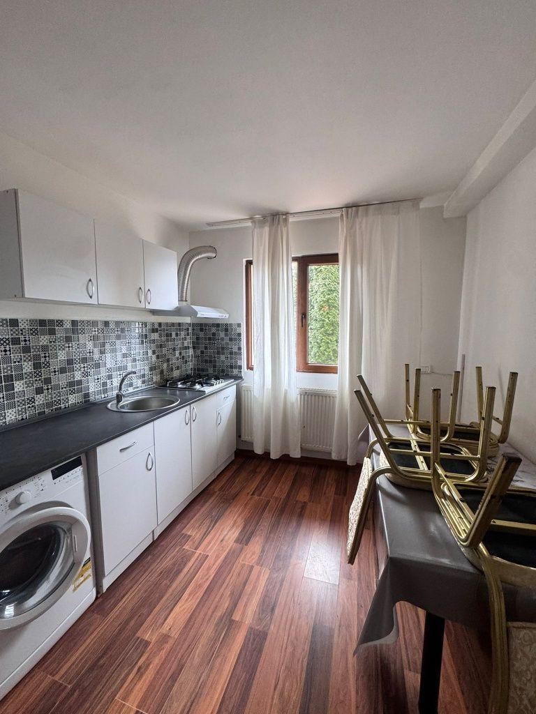 Inchiriez apartamnt intr o vila - imagine 1