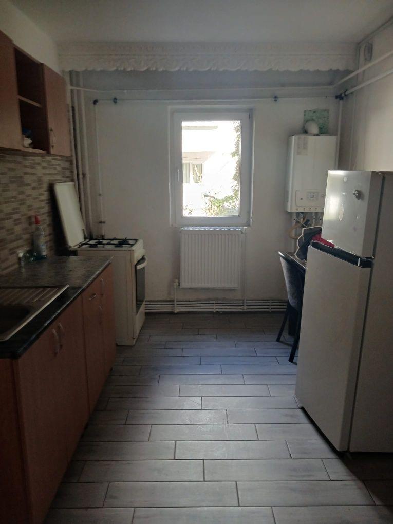Închiriez apartament 2 camere - imagine 1