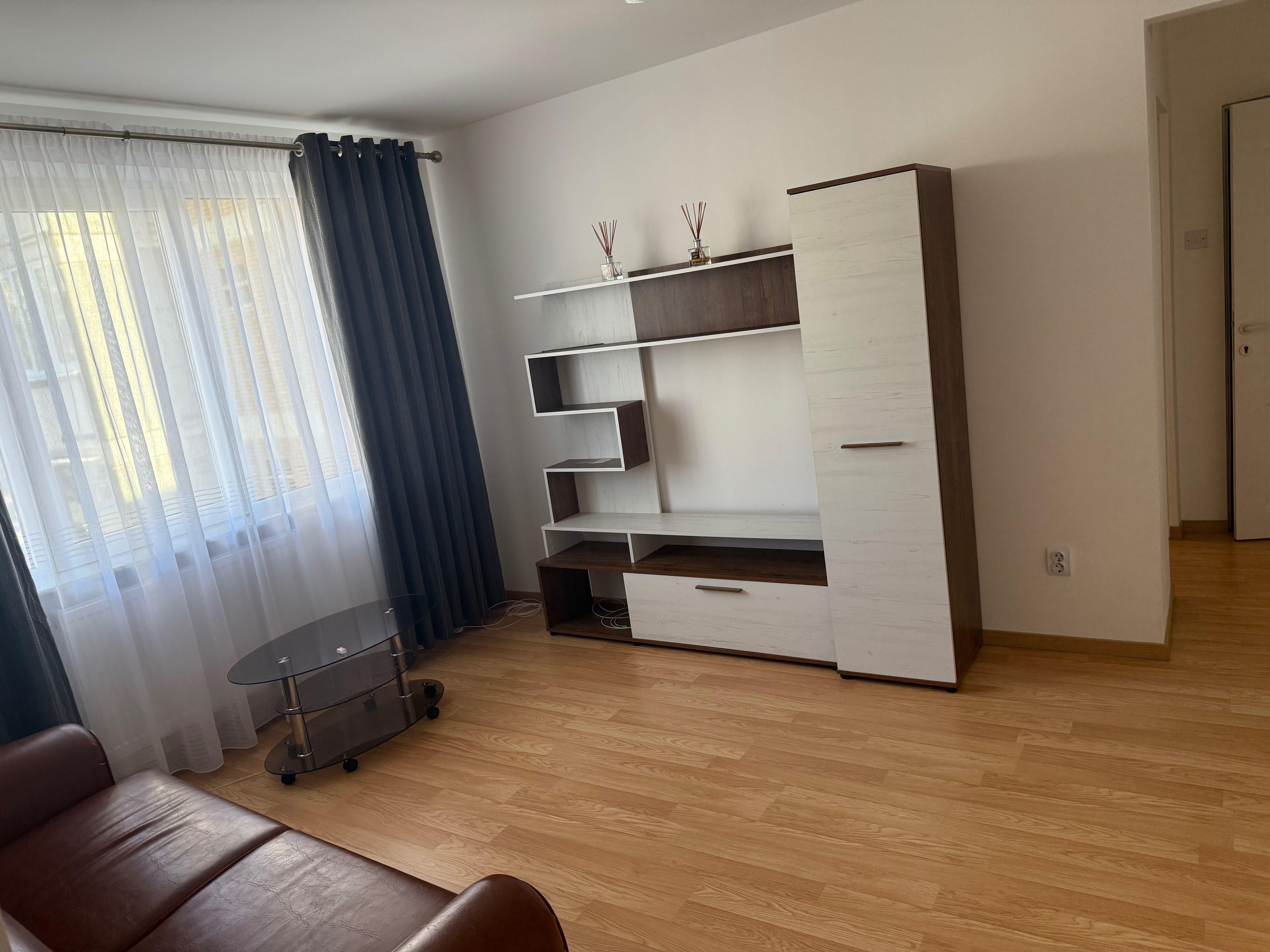Închiriez apartament - imagine 1