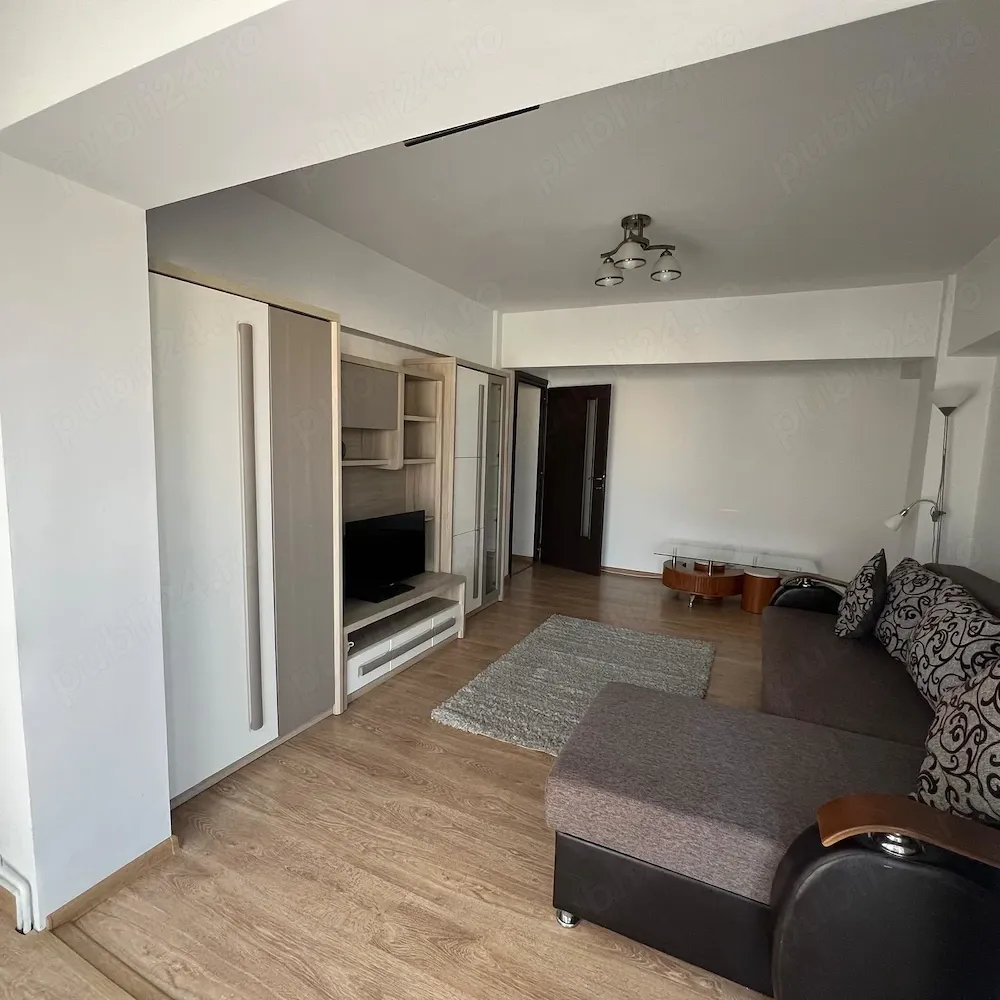 Închiriez apartament cu 3 camere.