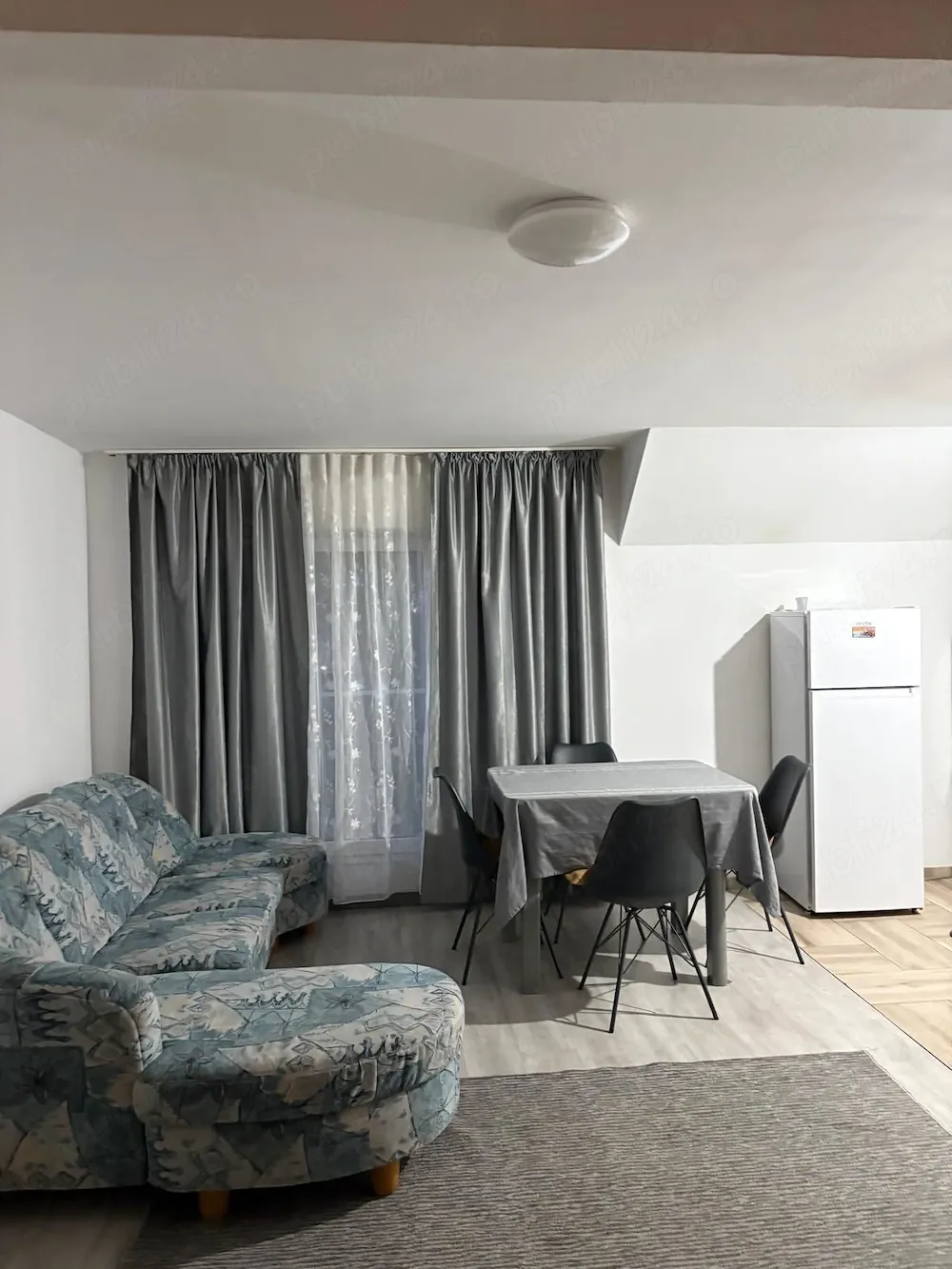 Ofer spre închiriere apartament cu 3 camere, 70 mp, etaj 4.