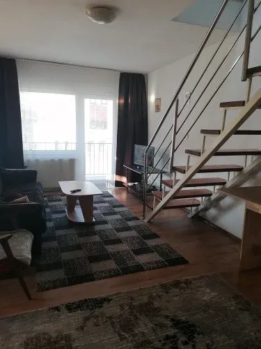Ofer spre închiriere un apartament spațios - imagine 1