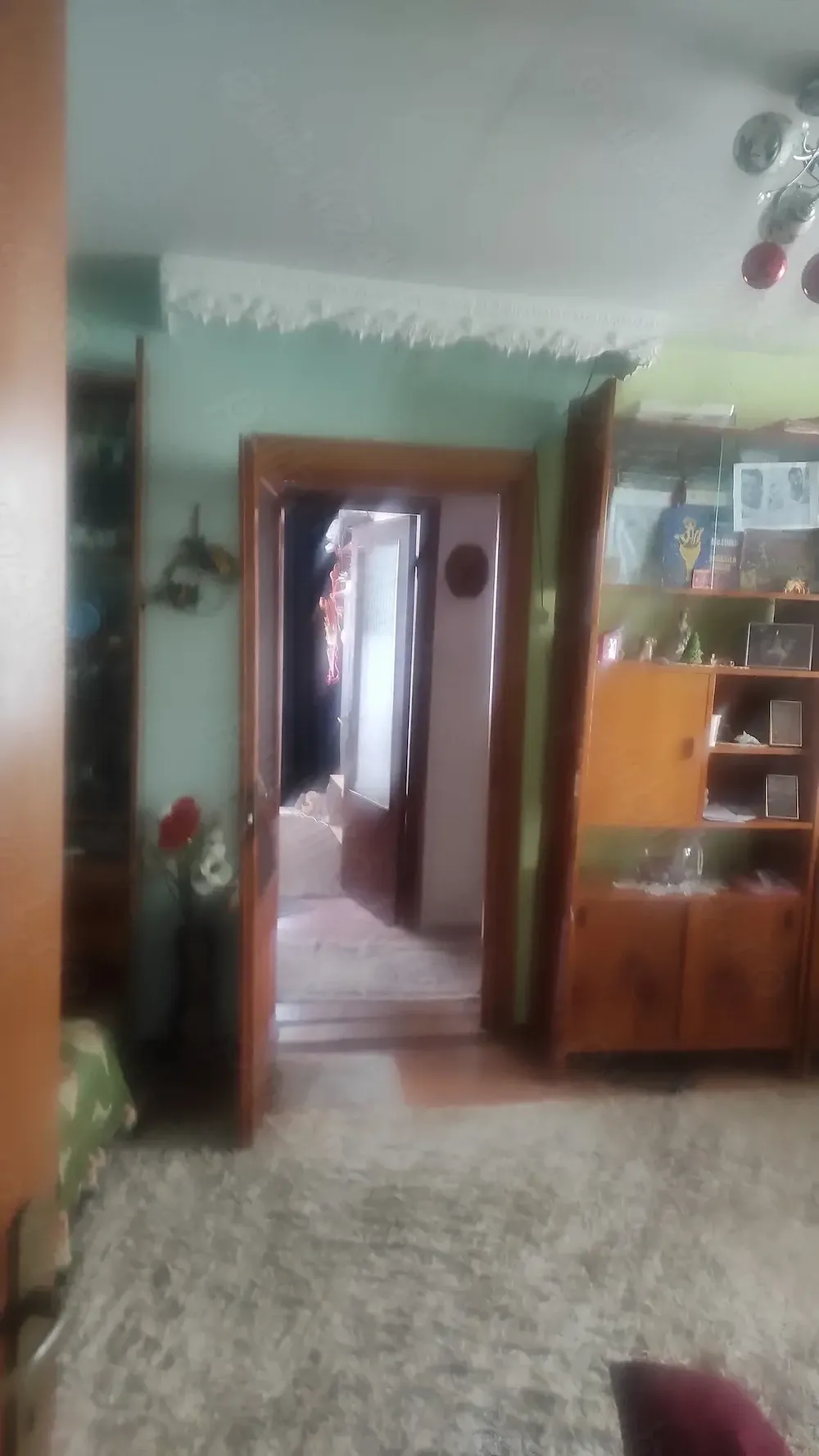 Vând sau schimb apartament trei camere semidecomandat