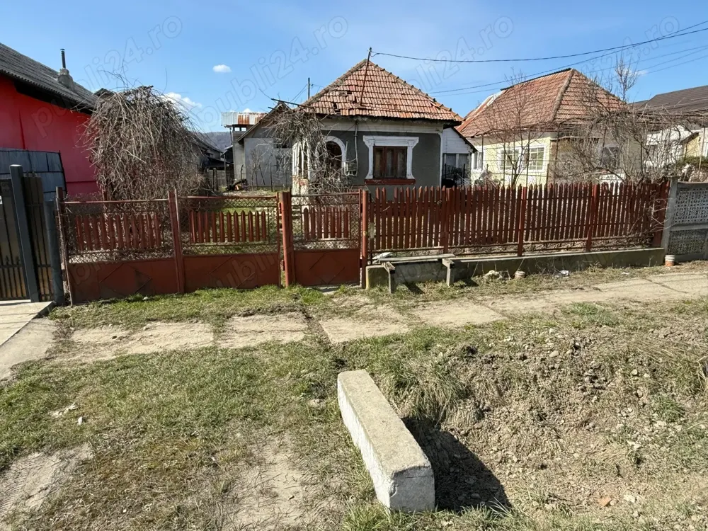 Vând casa cu dependinte