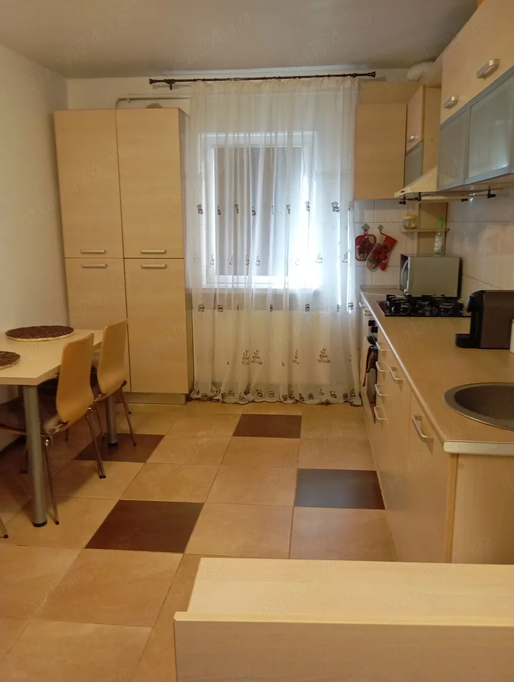 Închiriez apartament 4 camere - imagine 1