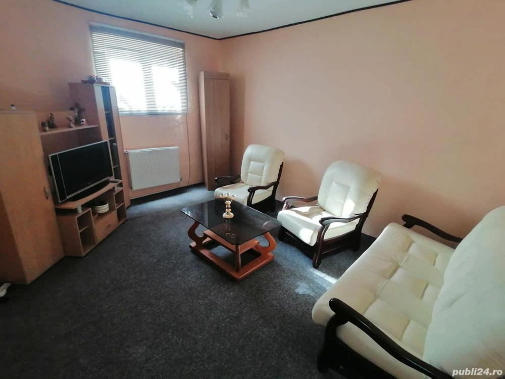 Apartament in centru, decomandat, mobilat, demisol inalt langa Banca Transilvania