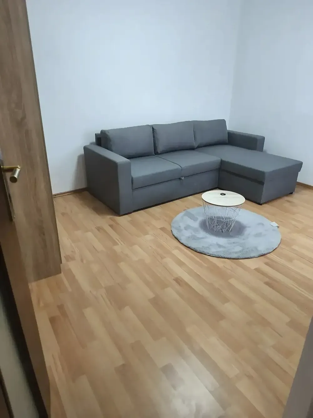 Vand 2 case  la pret de 1 curte Bragadiru parter si etaj