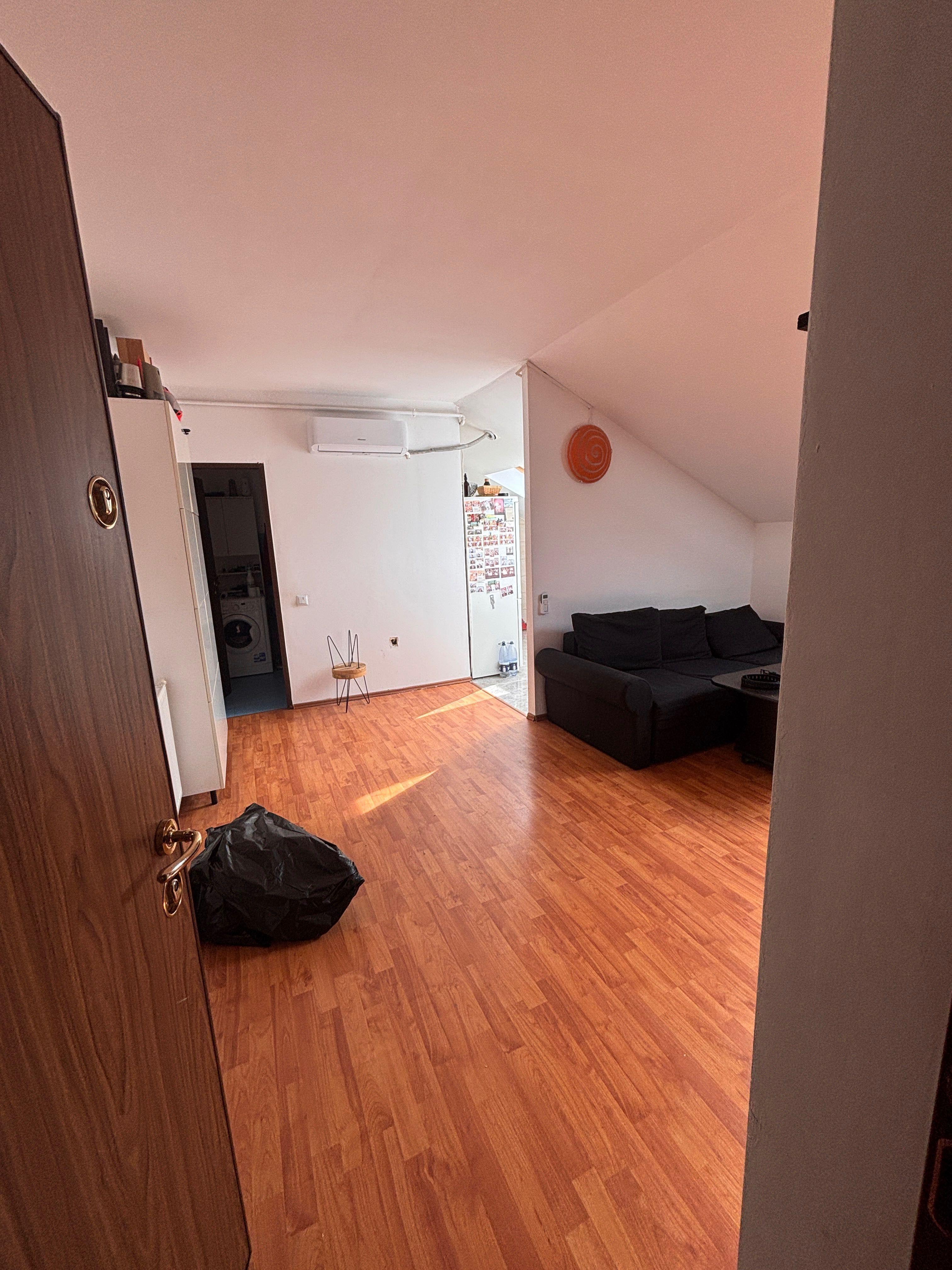 Ofer spre vanzare apartament!