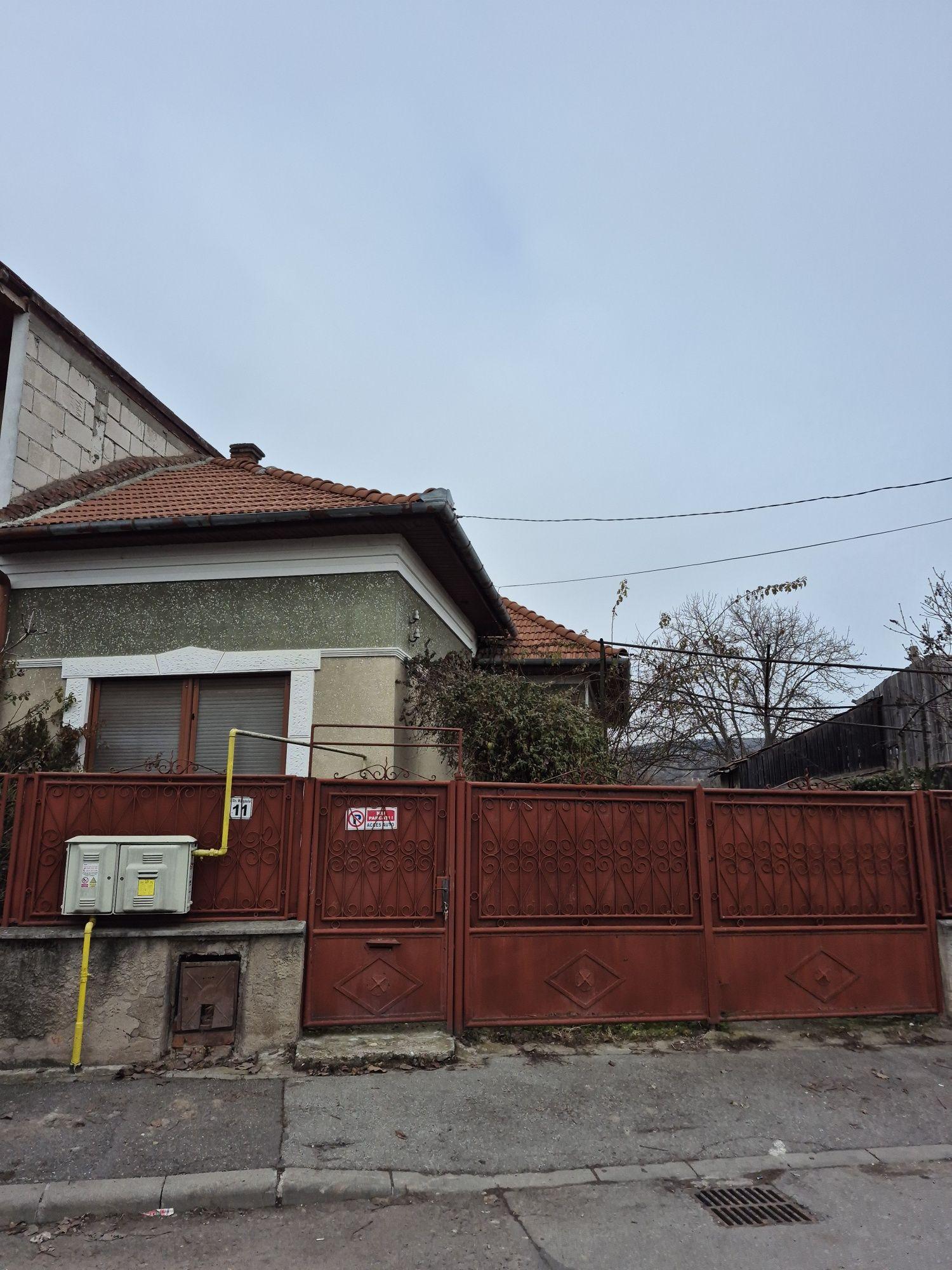 Vand casa cu teren