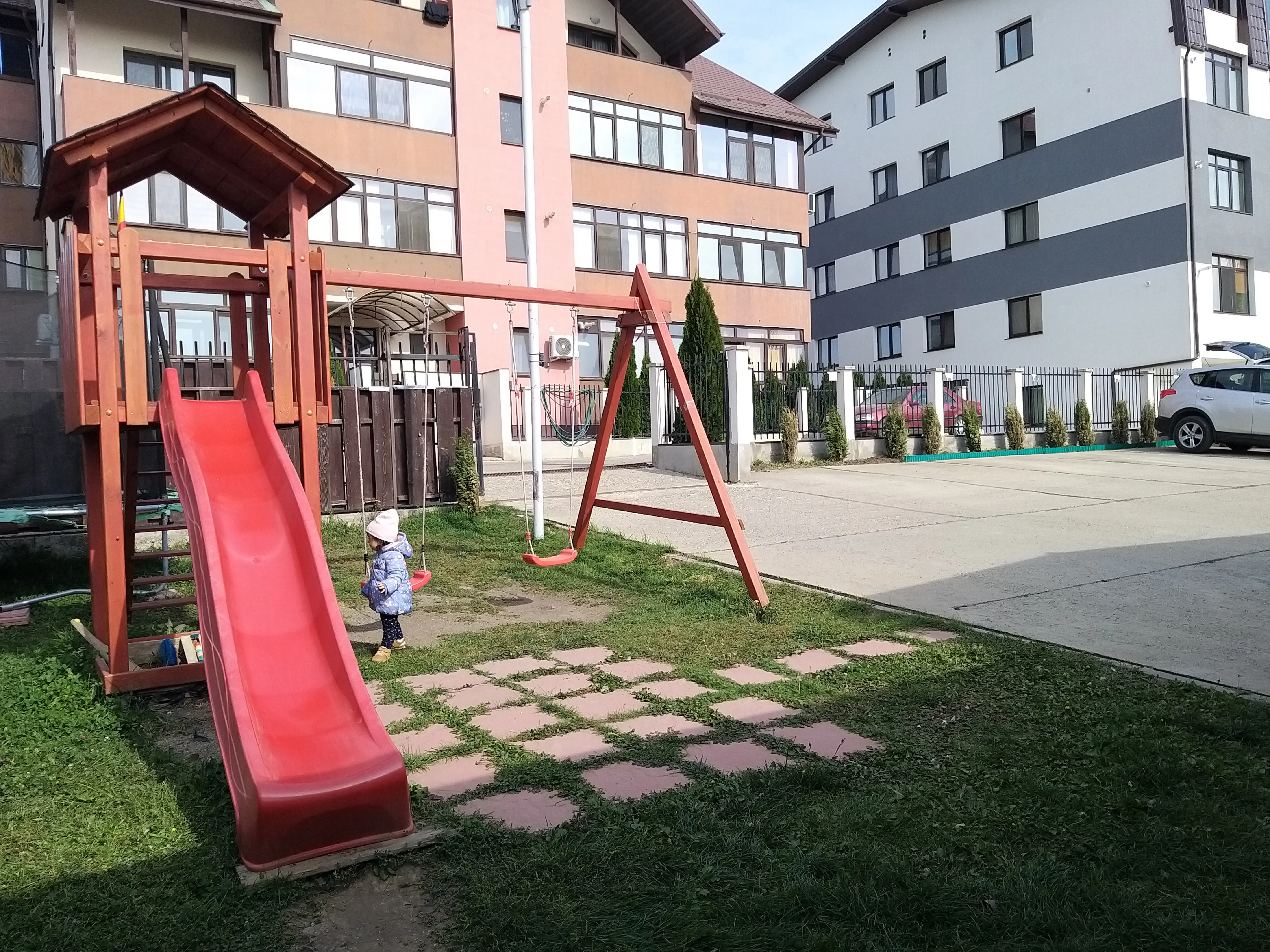 Persoana fizica: Inchiriez apartament cu 2 camere in Valea Lupului la 800m de Popas Pacurari cu loc de parcare, gratar, foisor si loc de joaca