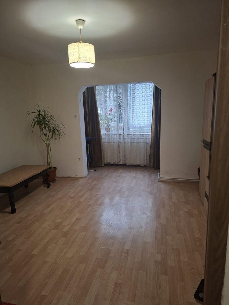 Vand apartament cu 3 camere zona Dambu Pietros