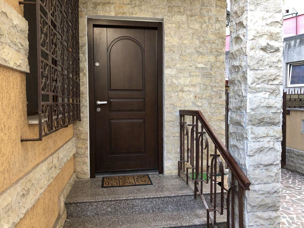 Apartament 4 camere+curte individuala - imagine 1