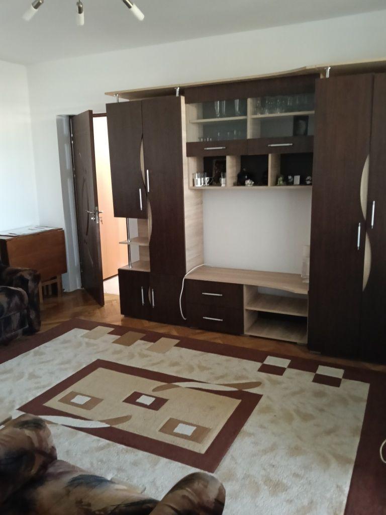 Închiriez apartament 3 camere situat langa Spitalul Județean