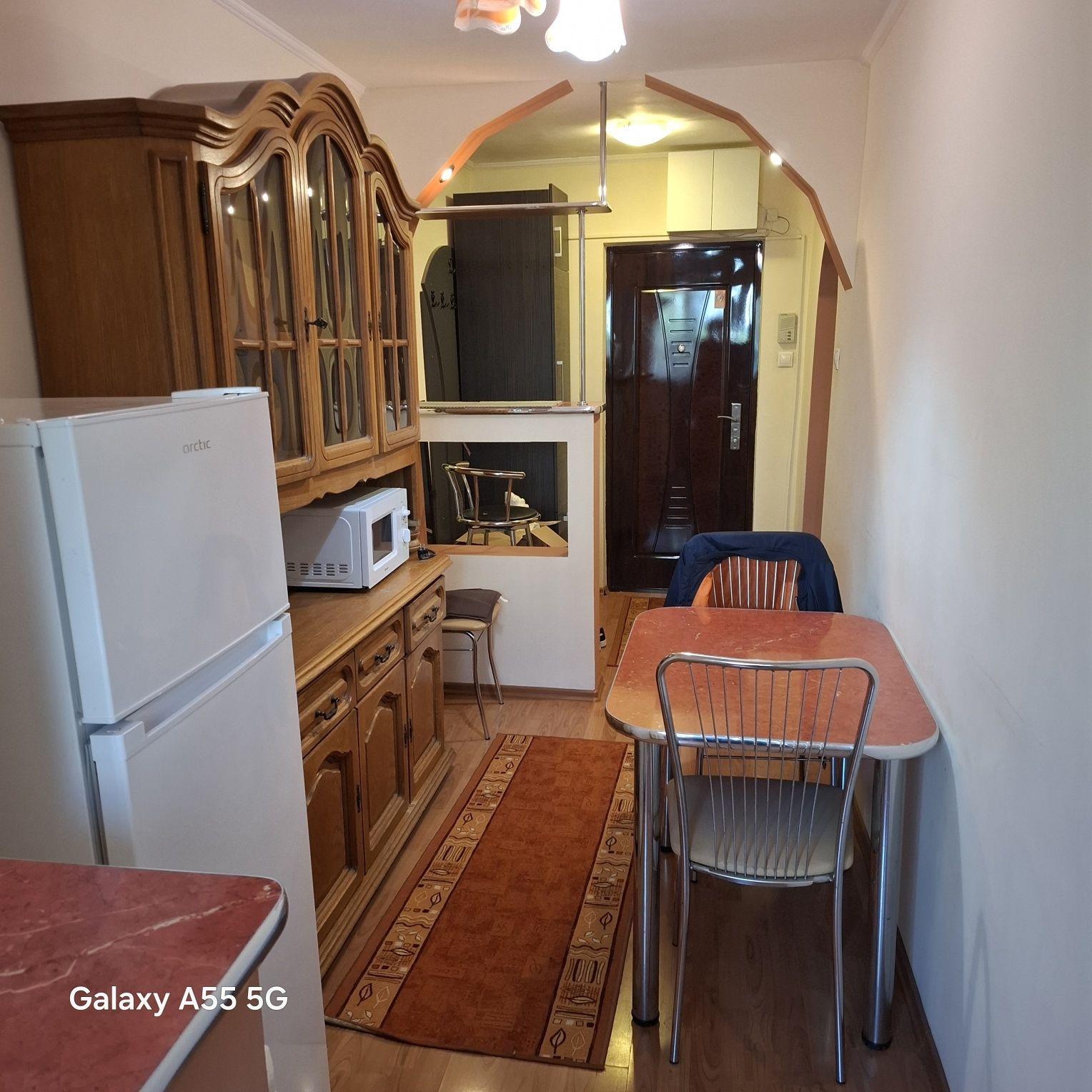 Închiriez apartament cu o cameră situat în zona Rogerius .
