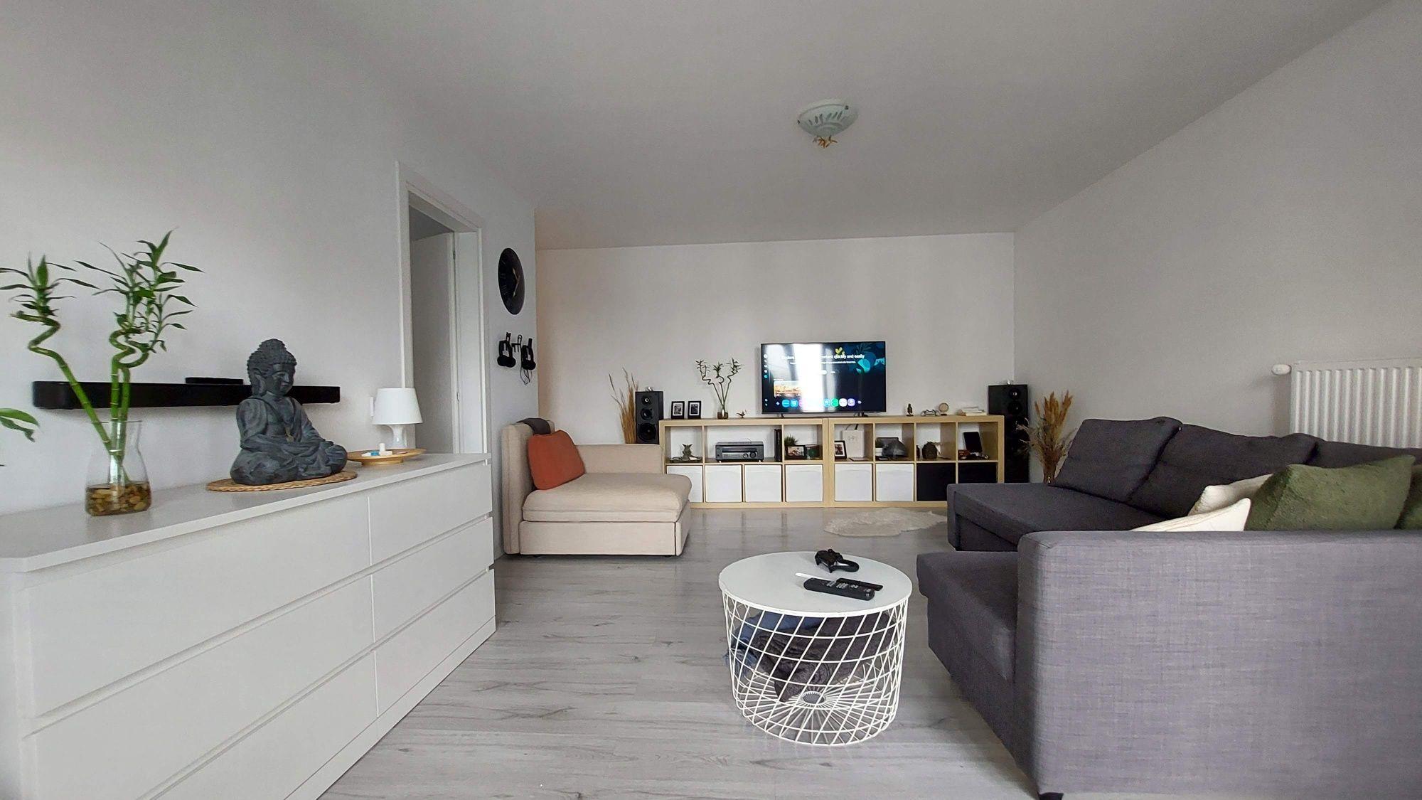 Garsonieră modernă și luminoasă – design contemporan și atmosferă primitoare